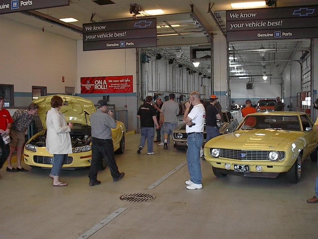 ZL1 Yellow Black @ Dealer.jpg